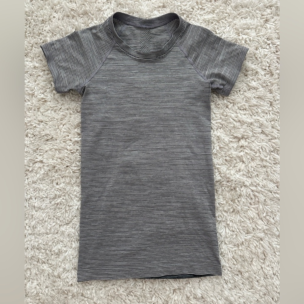 Lululemon Size 2 Swiftly Tech Short Sleeve T-Shirt in Chroma Check Stripe